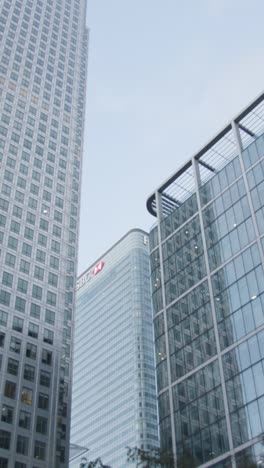 Vertical-Video-Looking-Up-At-HSBC-Office-Building-In-London-Docklands-UK